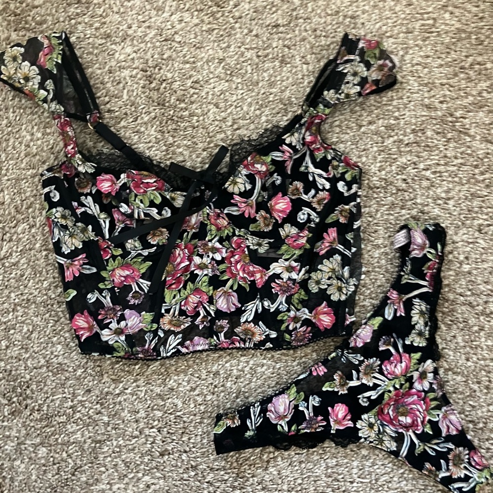 VS Dream Angels Flowered Corset and Panties - Picture 4 of 8